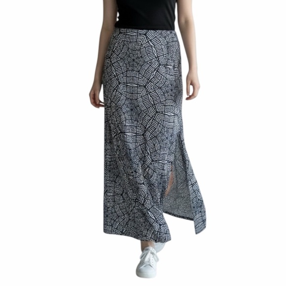 Aeropostale Dresses & Skirts - Aeropostale Women's Maxi Skirt L Blue Geometric Print Double Slit Hem Pull On